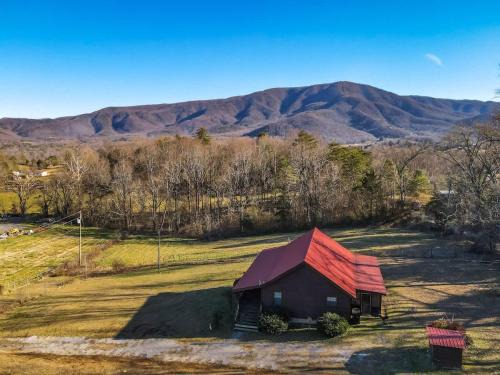Gatlinburg - Pigeon Forge Casa | Beautiful View! Log cabin,Fireplace,Hot Tub,Arcade,Pool,Fishing