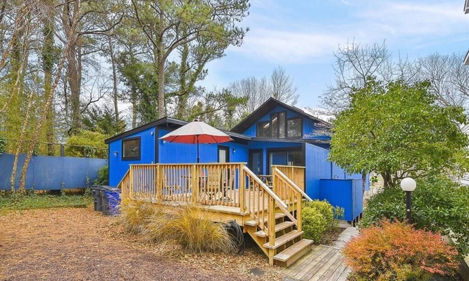 Dodds Addition Casa | Beautiful View of Lake Comegys, Short Walk to Beach & Pet Friendly!!