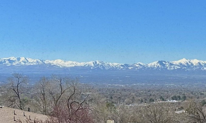 Salt Lake City Casa | Beautiful View, Quiet & Convenient Location near U of Utah, Shops, Skiing, More!