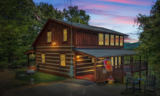 Sevierville Cabina | Beautiful VIEW! See our past guest reviews! Privacy, Hot tub, Close to town
