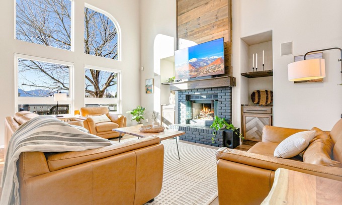 Briargate Casa | Beautiful views of the front range, and ample space to host large groups