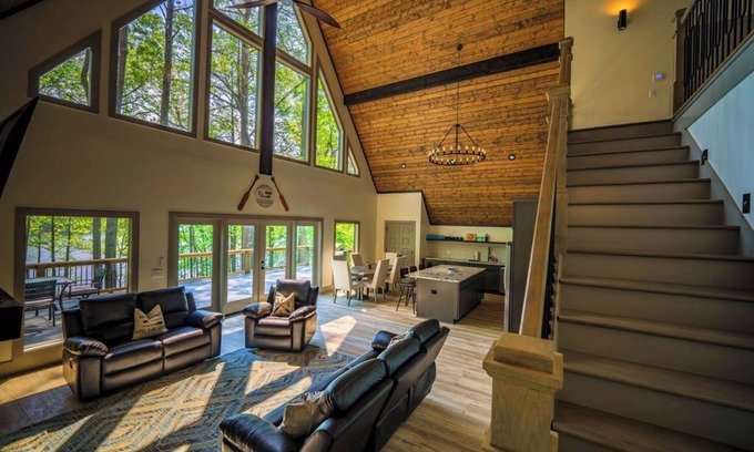 Logan Cabina | Beautiful views with lake access and zero stairs to the water!