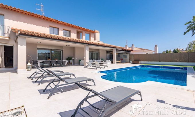 Vallpineda Villa | Preciosa Villa Amare con piscina privada y jardín