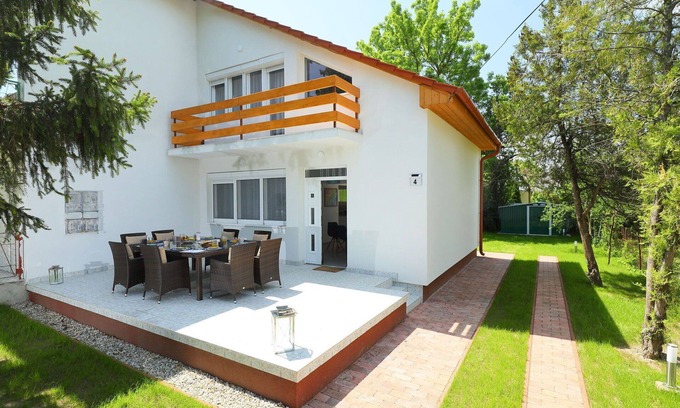 Balatonoszod Casa | Maravillosa casa de vacaciones para 5 personas con A/C, WIFI, TV, patio y aparcamiento