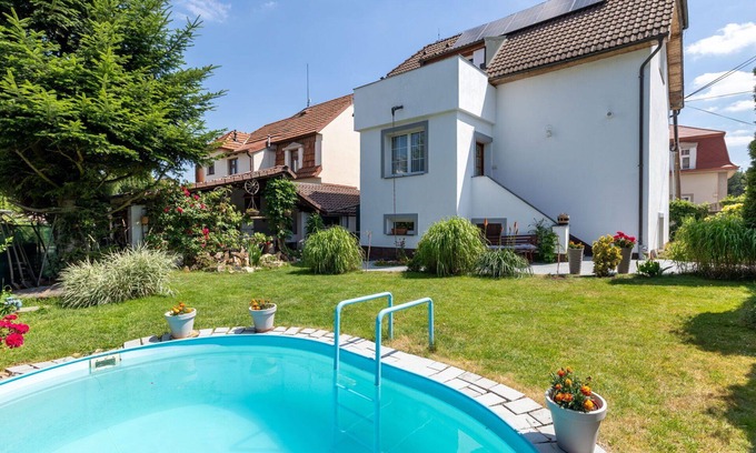 Revnice Casa | Estupenda casa de vacaciones para 4 personas con piscina privada, WIFI, TV, patio y aparcamiento