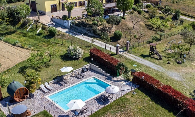 Asti Casa | Maravillosa casa de vacaciones con WIFI, piscina, TV, patio, mascotas permitida y aparcamiento
