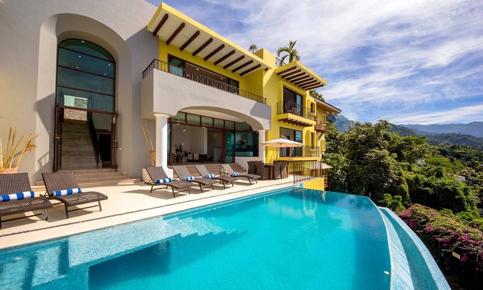 Conchas Chinas Casa | Hermosa Villa con vistas panorámicas, personal completo, piscina privada, ven y disfruta