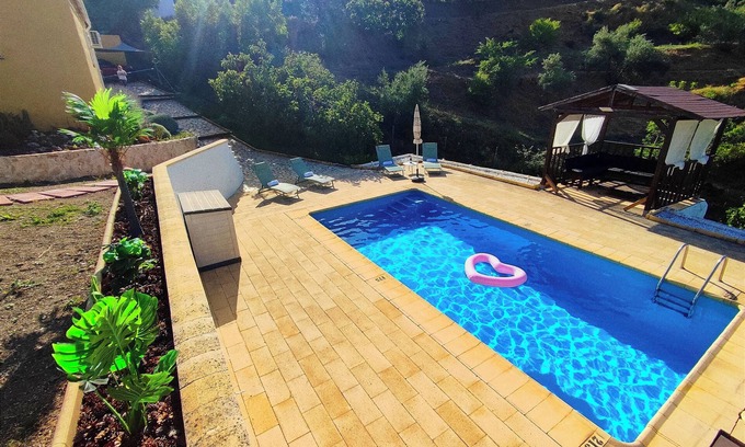 Cartajima Villa | Villa con piscina privada vistas a la montaña/ Private pool breathtaking views