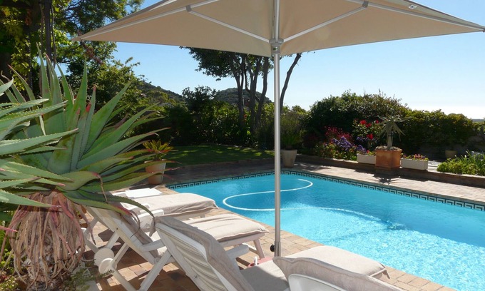 Redhill Villa | Hermosa villa con impresionantes vistas al mar y piscina privada climatizada.