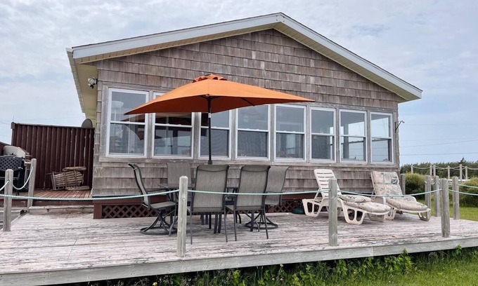 New London Cabaña | Beautiful vista looking across to Cavendish Dunes