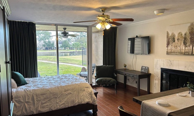 Walden on Lake Conroe Condominio | Beautiful Walden Cove, waterfront, efficiency ground floor condo.