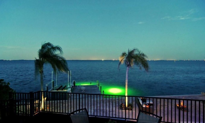 Longboat Key Casa | Hermosa finca frente al mar! Propiedad privada cerrada. Acceso a la playa escriturado.