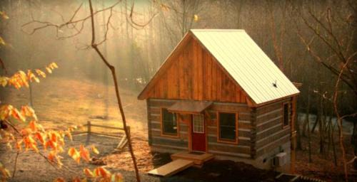 Elkin Casa | Beautiful Waterfront Cabin with Hot Tub near Winston-Salem, North Carolina
