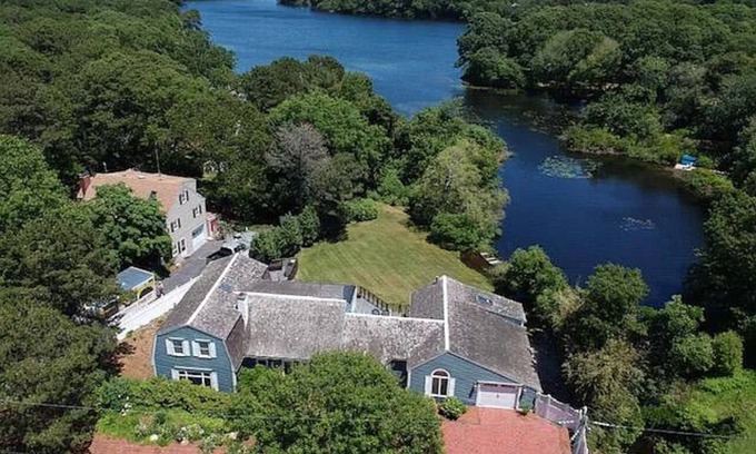 South Yarmouth Casa | Beautiful waterfront home- mins to beach, fishing /kayak right from the backyard