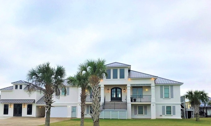 Hackberry Casa | HERMOSA CASA FRENTE AL MAR CON BOATHOUSE Y ENORMES PORCHES!