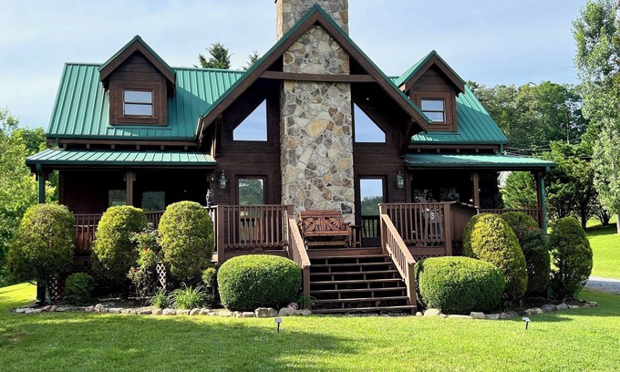 Wears Valley Cabina | Beautiful Wears Valley Retreat, Amazing Views, Steps to Pool & Fishing Pond