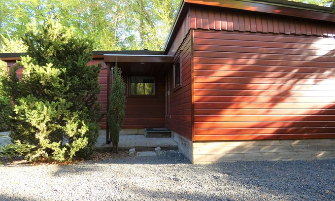 Marum Chalet De Esquí | Beautiful wooden chalet for rent against forest