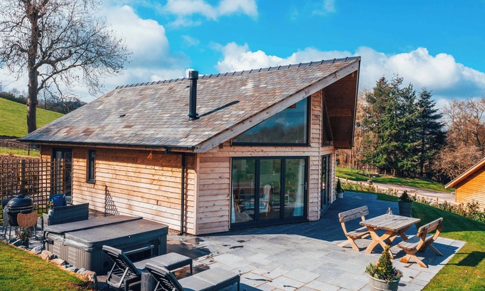 Montgomery Casa | Beautifully crafted countryside home sleeping 4. Pet friendly with a hot tub and BBQ.