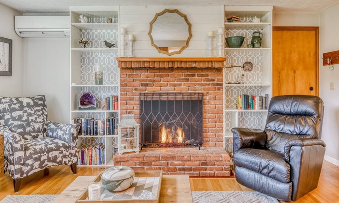 Monmouth Casa | Beautifully decorated Home w/ Hot Tub in Monmouth close to restaurants & shops