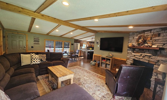 New Lisbon Casa | Beautifully fully remodeled cabin in the woods