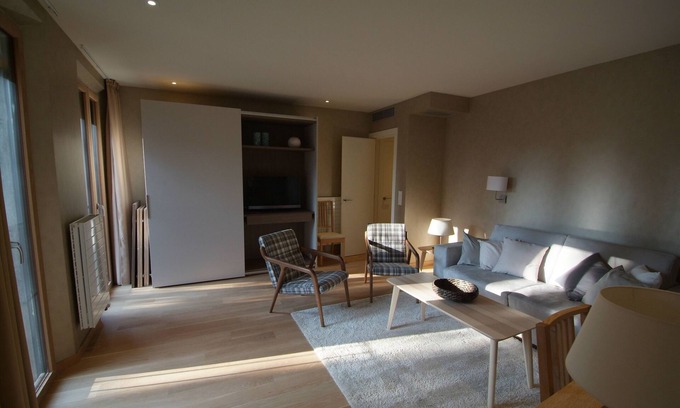 Barri Vell Apartamento | Beautifully furnished luxury four bedroom apartment with a small garden and pool