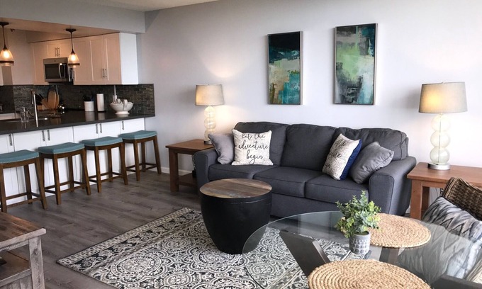 Makaha Valley Condominio | Bellamente amueblado, nueva renovación, aire acondicionado, vista al mar / montaña, playa / golf / senderismo.