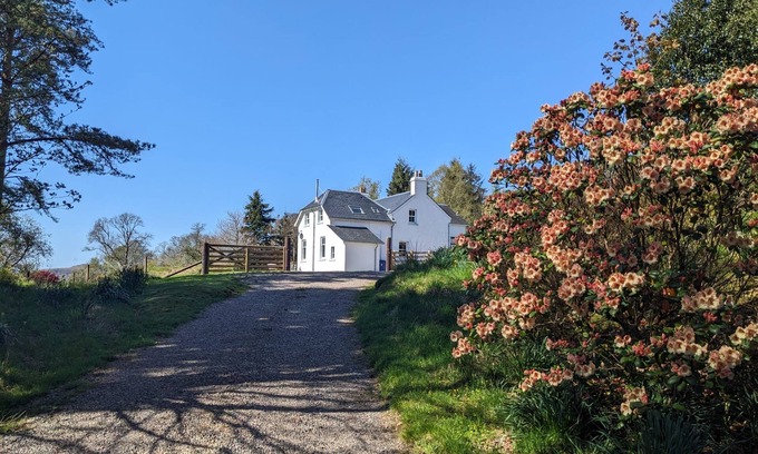 Lerags Otro | Beautifully positioned farmhouse overlooking hills and sea
