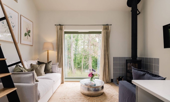 Quedgeley Cabaña | Beautifully presented holiday home in the Cotswolds with pretty balcony - The Old Workshop