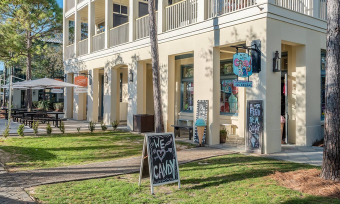 Watercolor Condominio | Beautifully Redecorated 2 Bedroom Condo. Just a 1 Minute Walk to the Beach!