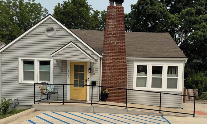 Lee's Summit Casa | Beautifully remodeled historic home steps away from downtown Lee's Summit, MO