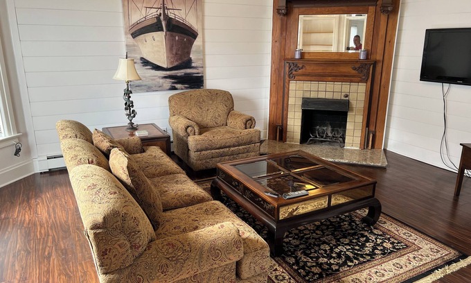Lake Geneva Apartamento | Beautifully remodeled apartment located a short 2 blocks from Geneva Lake!