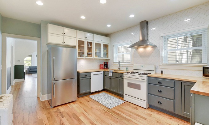 Minneapolis Casa | Beautifully Remodeled Main Floor Unit w/ Cozy Fireplace! 5 Minutes to Downtown!