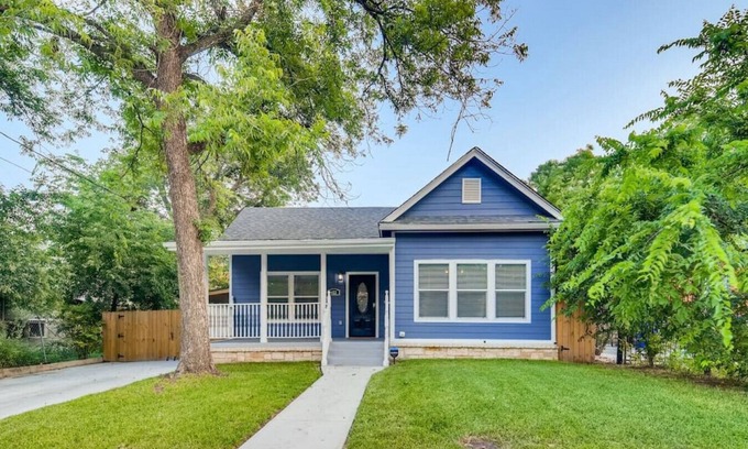 Tobin Hill Casa | Beautifully Remodeled 4 BDRM / Mins to Pearl, River Walk, DT / Walk to Bars!
