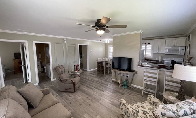 Gulf Shores Condominio | Bellamente actualizado y asequible 2 BR / 2BA Cottage, un gran lugar de vacaciones!