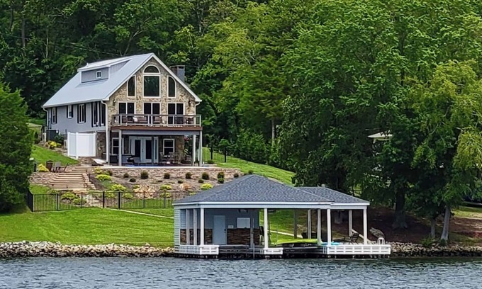 Semora Casa | Beautifully Remodeled Lake House w/ Plunge Pool!
