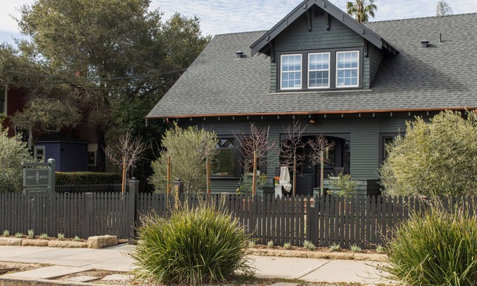 Oak Park Casa | Beautifully Renovated Downtown Home w/ 5 Bedrooms - Great for Families & Groups