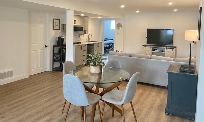 Collingwood Casa | Beautifully renovated Suite in Collingwood!