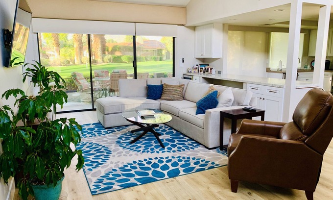 Palm Desert Condominio | Bellamente renovado 2/2 en Monterey CC con vistas a la montaña