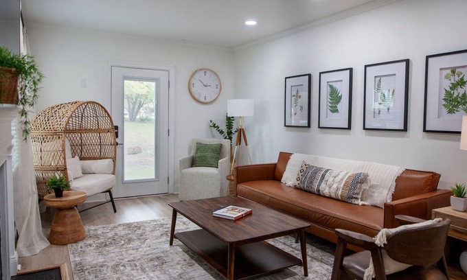Pendleton King Casa | Beautifully Renovated and Decorated Home in Great Neighborhood