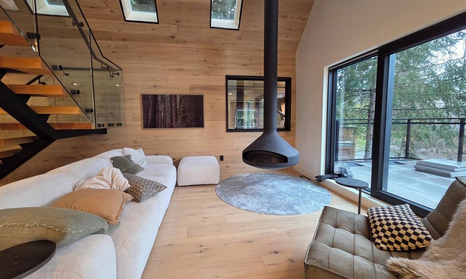 Whistler Creekside Casa | Beautifully Renovated & Fully Furnished 5 Bedroom, 4 Bathroom Home in Creekside