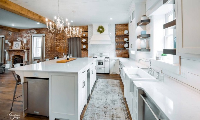 Jackson Otro | Beautifully Renovated Farmhouse in Jackson, MO