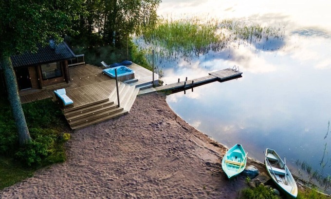 Salo Cabaña | Beautifully renovated red cottage by the lake