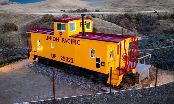 Golden Hills Casa | Beautifully Renovated Yellow Union Pacific Caboose, Tehachapi Overlooking Cable