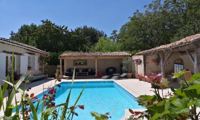 Expiremont Casa | Bellamente restaurada casa Charentaise con piscina privada y vistas impresionantes