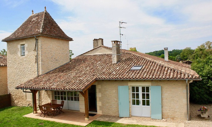 Le Puy Casa | Bellamente restaurada torre de palomas y granero convertido.