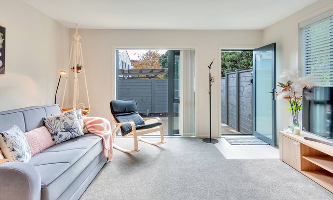 Newton Casa | Beautifully Styled 2BR w 2 Carparks & Aircon