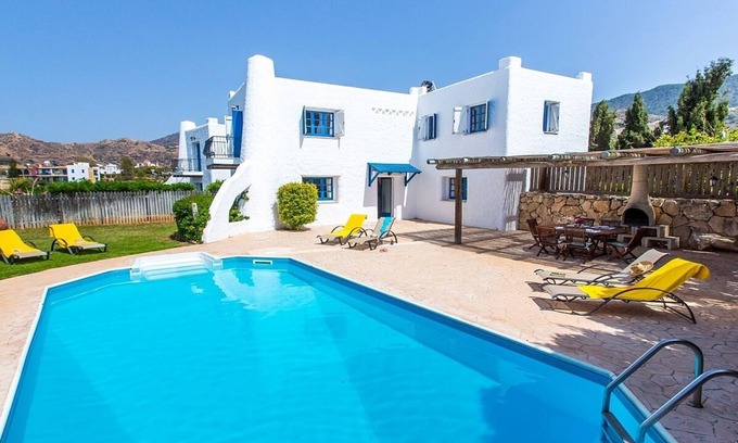 Pomos Villa | Villa bellamente decorada, piscina privada, bañera de hidromasaje, espectaculares vistas al mar, ¡en Pomos a 350 ma la playa!