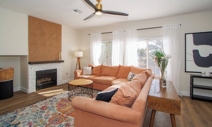 San Tan Valley Casa | BEAUTIFULLY Updated San Tan House of Serenity✨- Free WiFi, Game Room, Sleeps 10