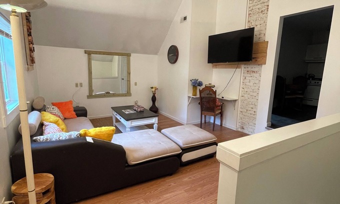Erie Apartamento | Beautifully updated and spacious 1 Bedroom Apt.