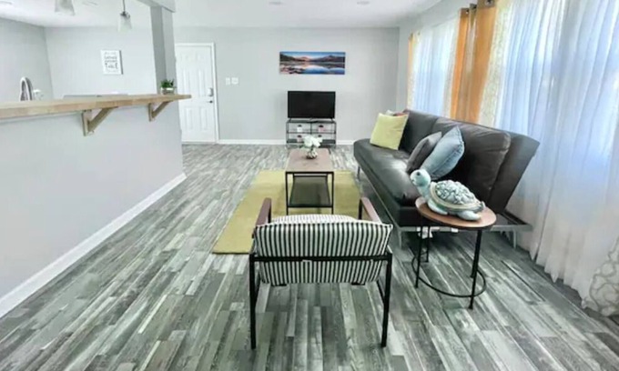 Greenwood Casa | Beautifully Updated in Greenwood, 15 min to Indy!